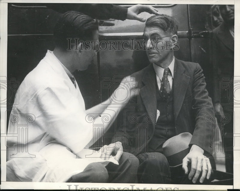Load image into Gallery viewer, 1936 Press Photo Ernest Pierce Receives Aid For Slight Injures
