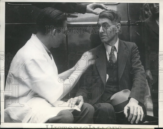 1936 Press Photo Ernest Pierce Receives Aid For Slight Injures