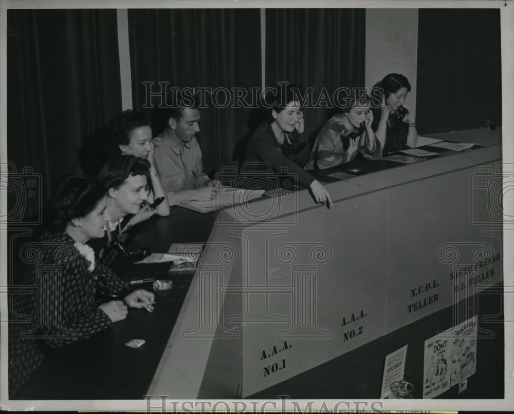 1942 Press Photo The men and woman workers of the fourth interceptor