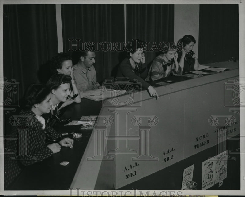 Load image into Gallery viewer, 1942 Press Photo The men and woman workers of the fourth interceptor
