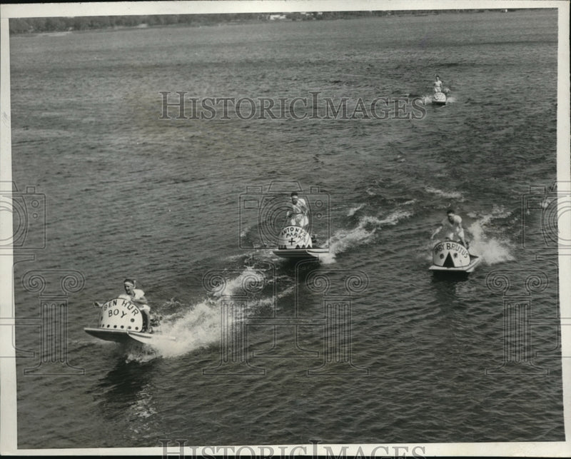 Load image into Gallery viewer, 1932 Press Photo Twentieth century charioteers. Aquaplanes around their damp are
