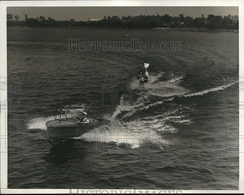 Load image into Gallery viewer, 1932 Press Photo David Leonard protest a foul as Ruth Wirt
