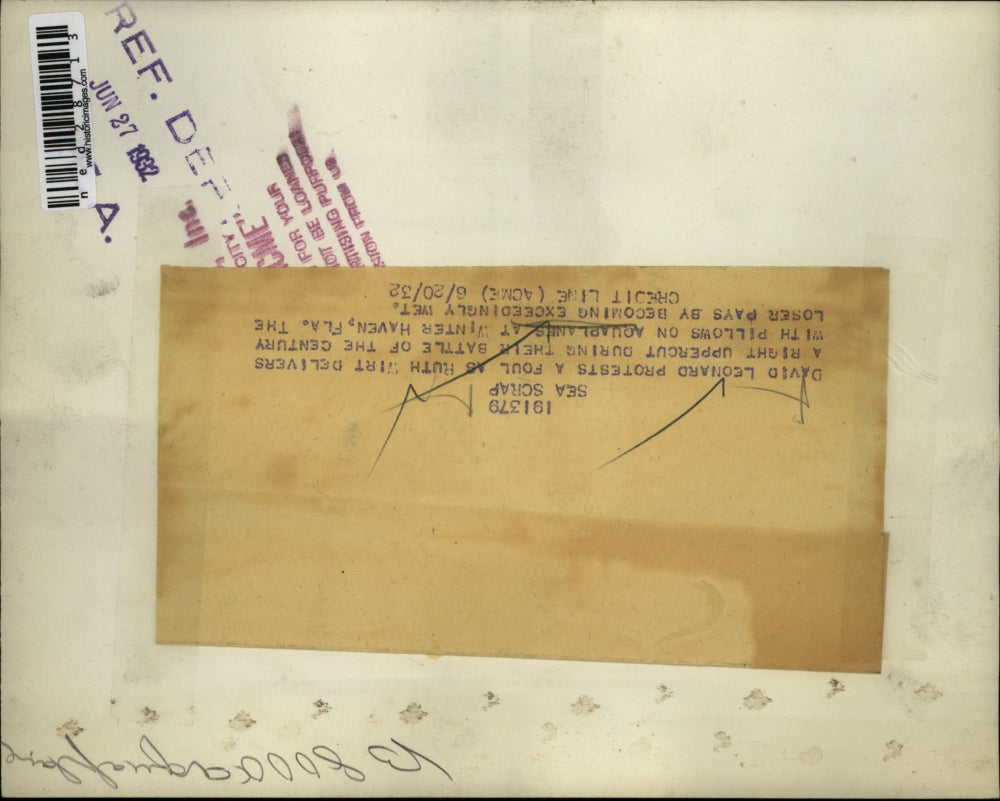 1932 Press Photo David Leonard protest a foul as Ruth Wirt