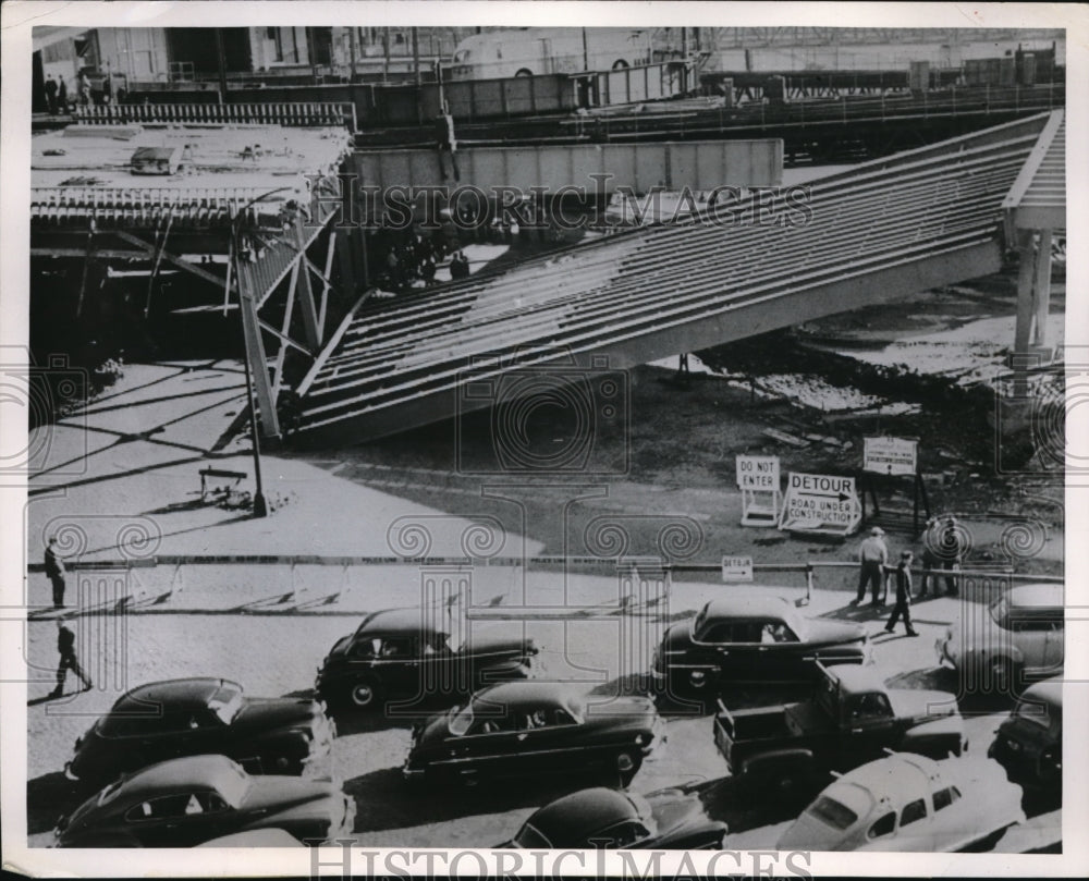 1952 Press Photo Seventeen steel beams, each 98 feet long and weighing over 100