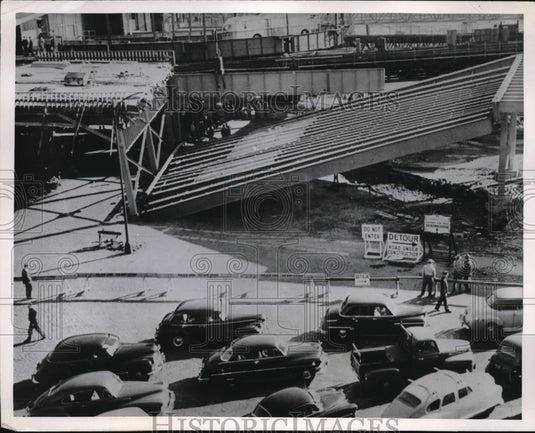 1952 Press Photo Seventeen steel beams, each 98 feet long and weighing over 100
