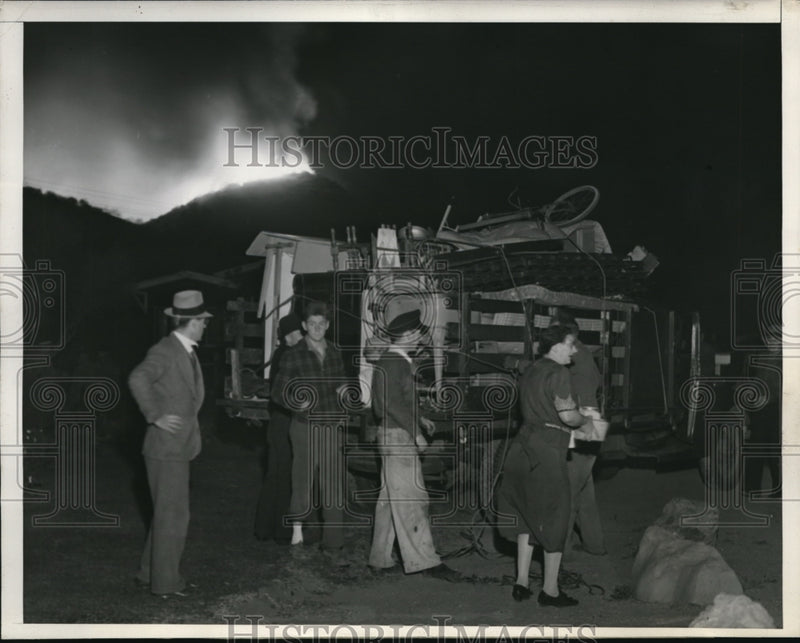 Load image into Gallery viewer, 1938 Press Photo Family loading a truck with furniture before fleeing fire
