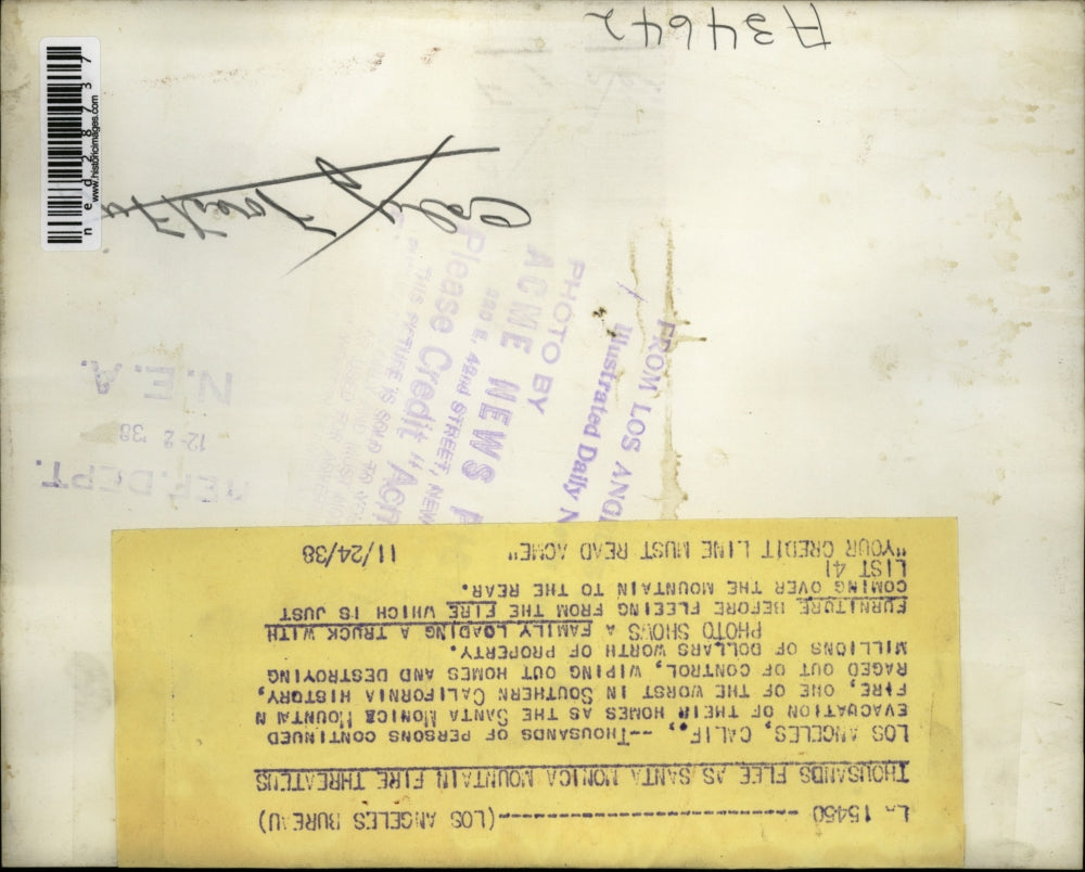 1938 Press Photo Family loading a truck with furniture before fleeing fire