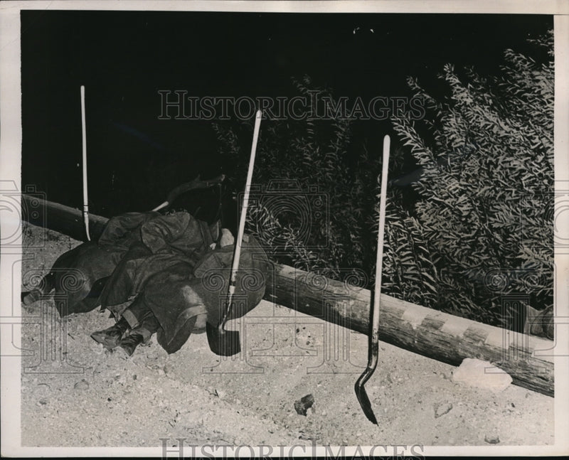 Load image into Gallery viewer, 1938 Press Photo Resting from labors on California fire front

