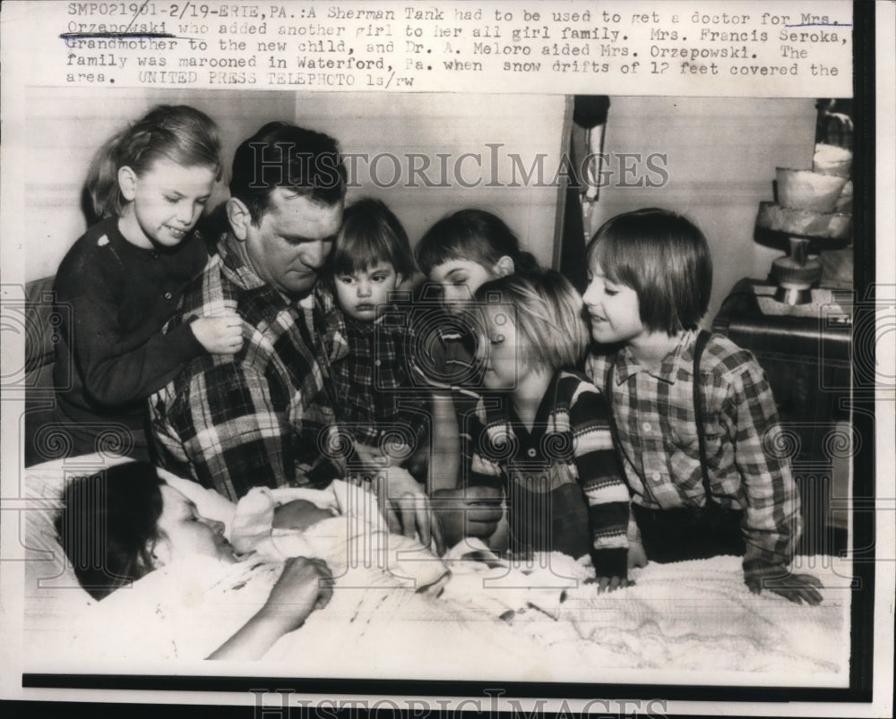 1958 Press Photo Mrs. Orzepowski with her newborn baby girl and her family