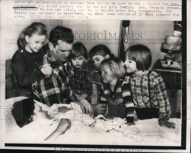Load image into Gallery viewer, 1958 Press Photo Mrs. Orzepowski with her newborn baby girl and her family
