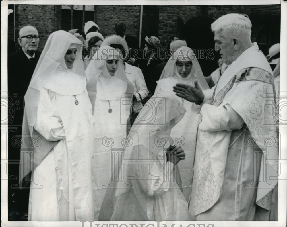 1969 Press Photo Priest, Father Michael O'Brien, blesses daughter, Mary Collette