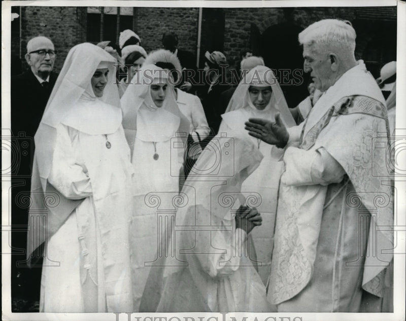 Load image into Gallery viewer, 1969 Press Photo Priest, Father Michael O'Brien, blesses daughter, Mary Collette
