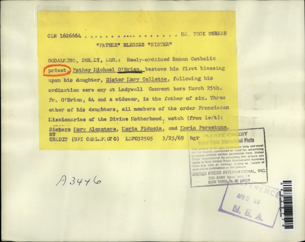 1969 Press Photo Priest, Father Michael O'Brien, blesses daughter, Mary Collette