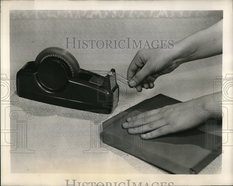 Load image into Gallery viewer, 1951 Press Photo Minnesota Mining &amp; Manufactoring Co. to dispense "Scotch" tape

