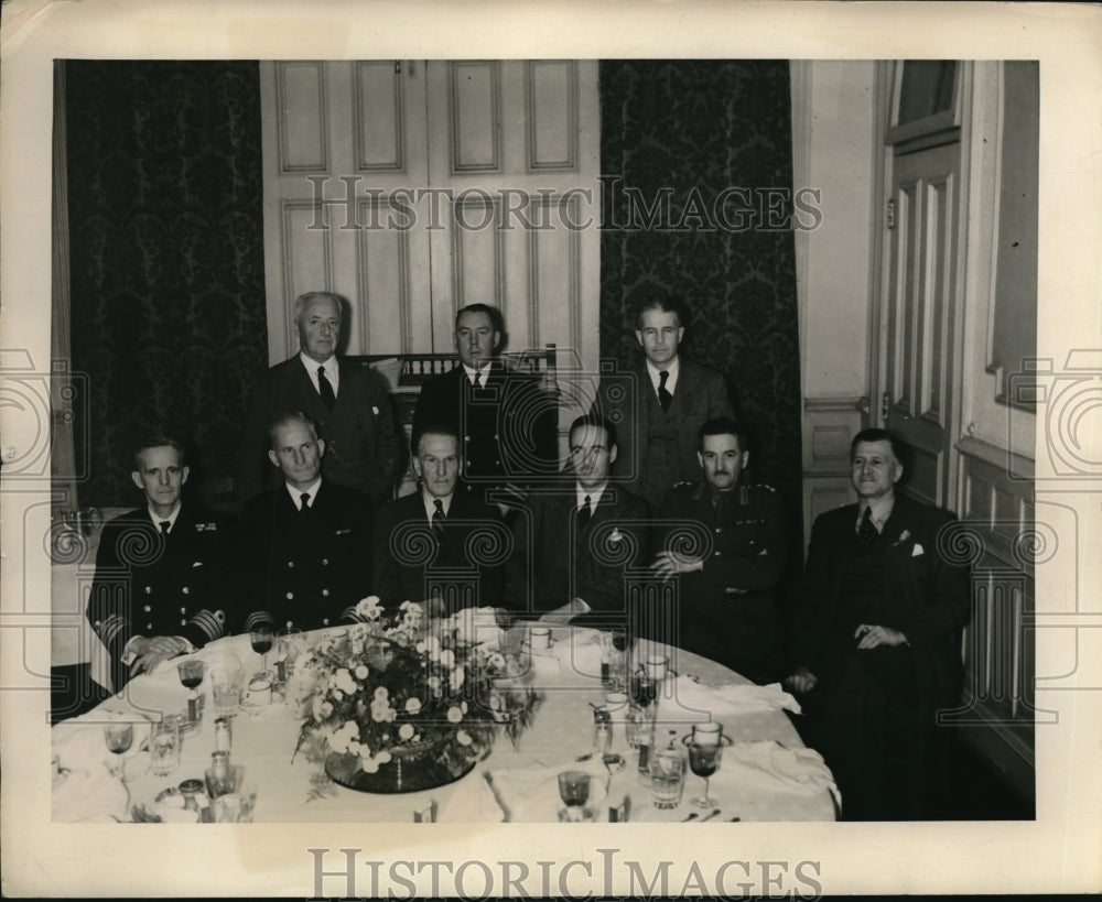 1939 Press Photo Men having lunch at the Garnish Club, Quebec