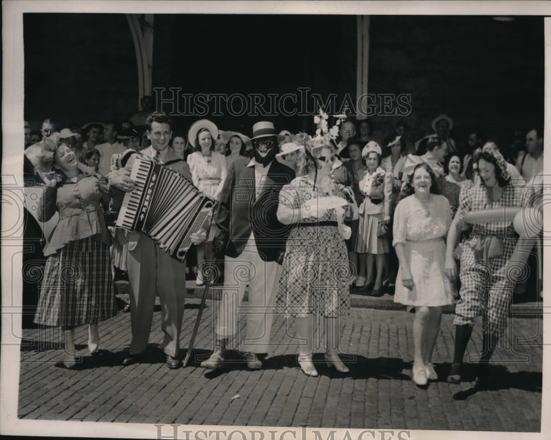 Load image into Gallery viewer, 1941 Press Photo Put Your Husband in His Place Club in Baltimore
