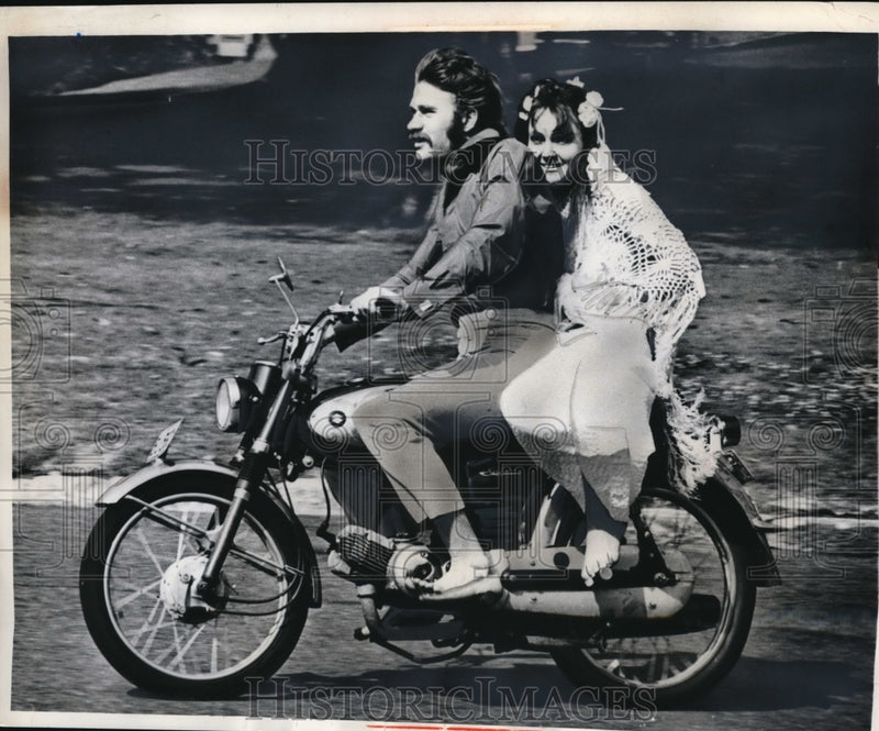 Load image into Gallery viewer, 1969 Press Photo Michael Farr &amp; Tracey Austin after marriage ceremony
