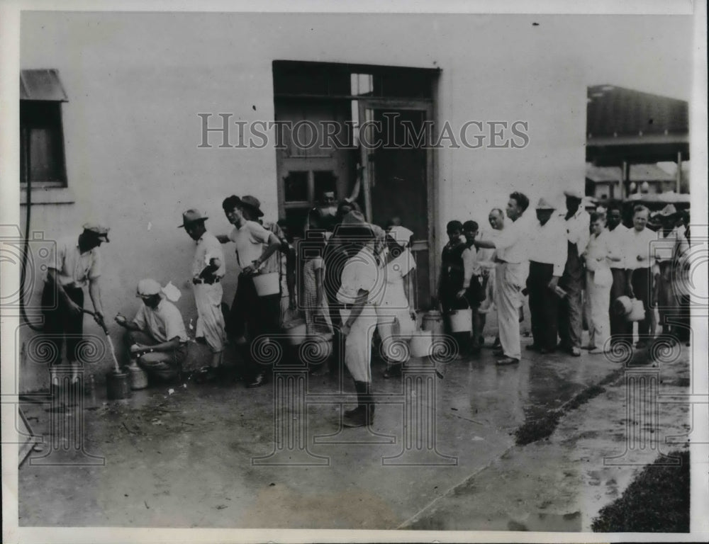 1933 Press Photo Red Cross rush relief to Harlingen, Texas storm refugees