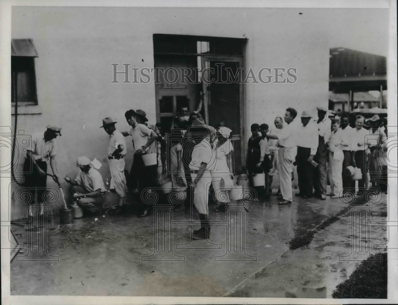 Load image into Gallery viewer, 1933 Press Photo Red Cross rush relief to Harlingen, Texas storm refugees
