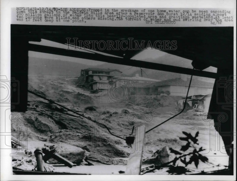 Load image into Gallery viewer, 1968 Press Photo Water cascading down the street in Baldwind Hills area
