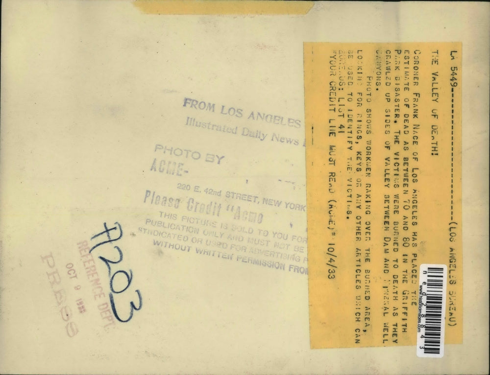 1933 Press Photo Workmen raking over burned area looking for articles