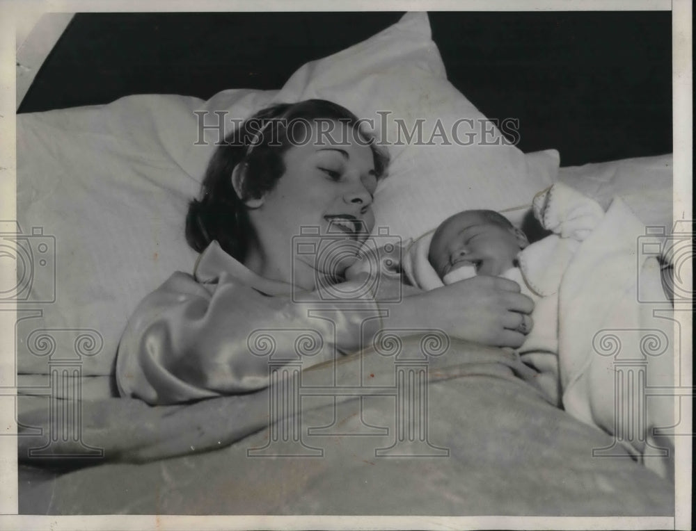 1934 Press Photo Mrs. Sharp and Baby Lucille born in stormy weather