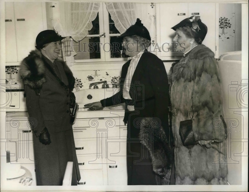 Load image into Gallery viewer, 1937 Press Photo F.H. La Guardia, W.D. Sporborg &amp; F. Fox inspect kitchen
