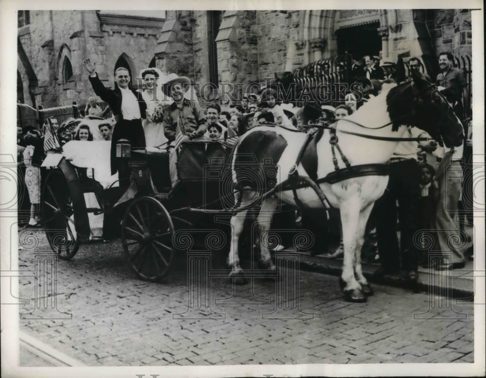 1942 Press Photo Mr. & Mrs. Charles Betham leave Evangelical Lutheran Church