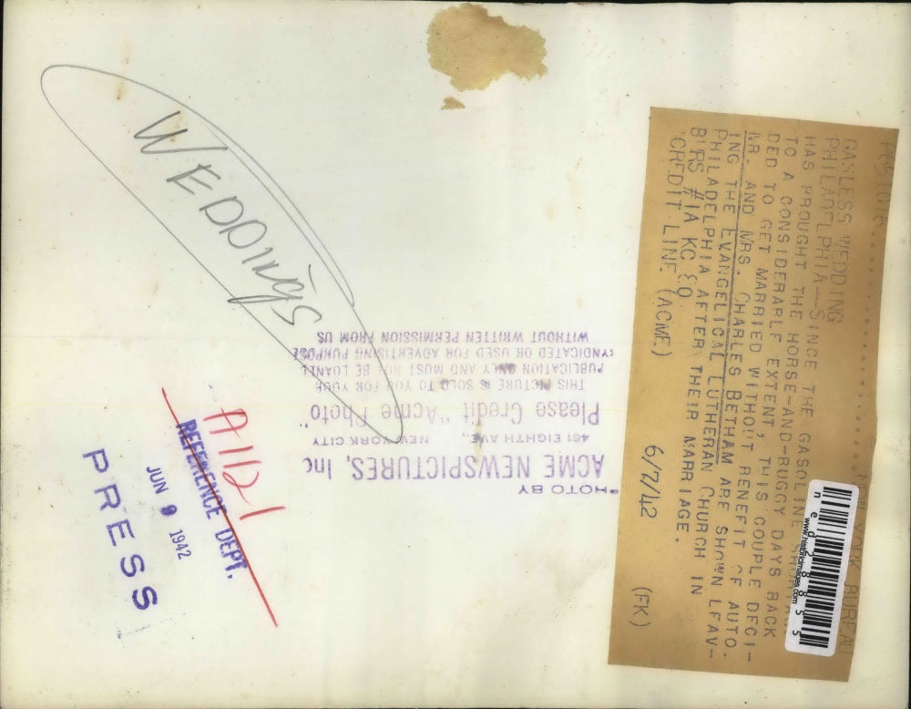 1942 Press Photo Mr. & Mrs. Charles Betham leave Evangelical Lutheran Church