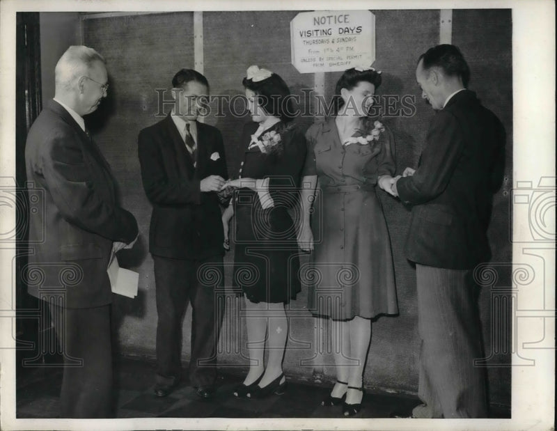 Load image into Gallery viewer, 1943 Press Photo Wedding in St. Clair County Jail
