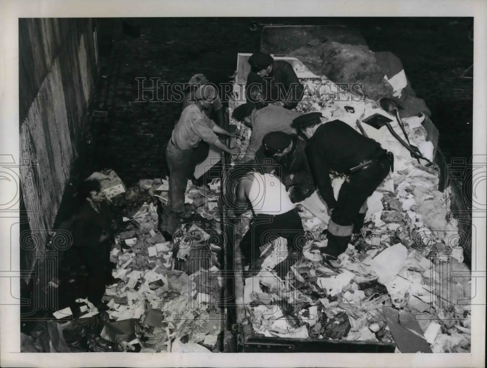 1939 Press Photo Police searching through rubbish in truck