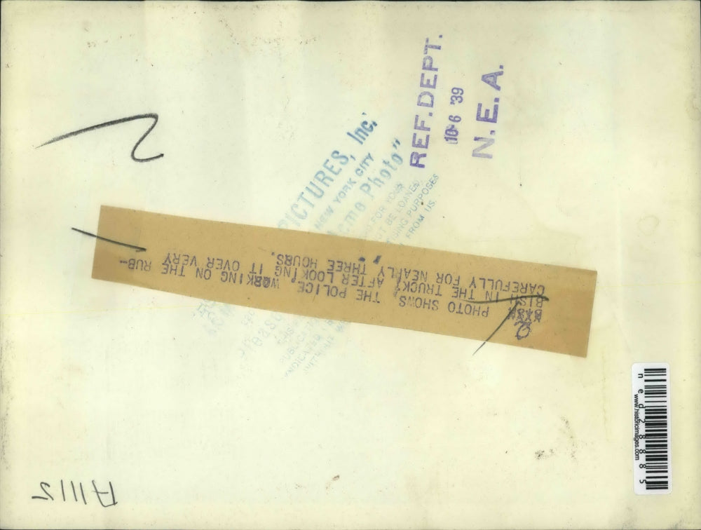 1939 Press Photo Police searching through rubbish in truck