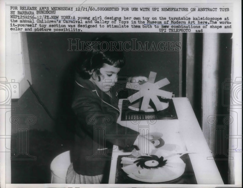 Load image into Gallery viewer, 1960 Press Photo Young girl at New York's Museum of Modern Art
