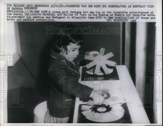 1960 Press Photo Young girl at New York's Museum of Modern Art