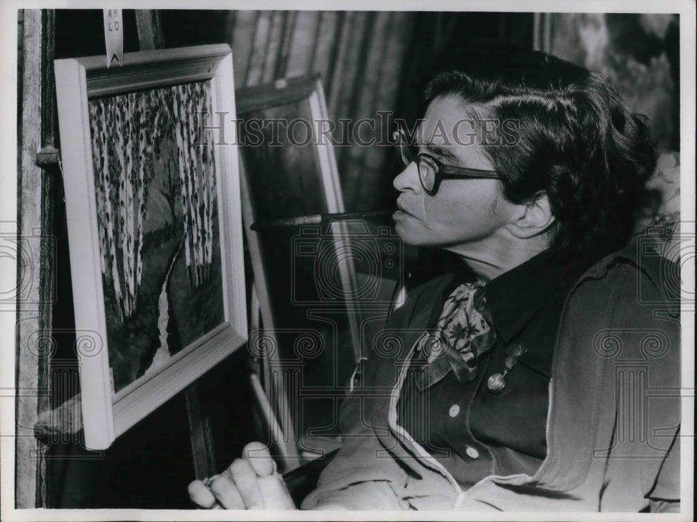 1956 Press Photo Eva Harington painting