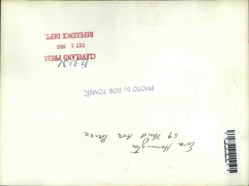 1956 Press Photo Eva Harington painting