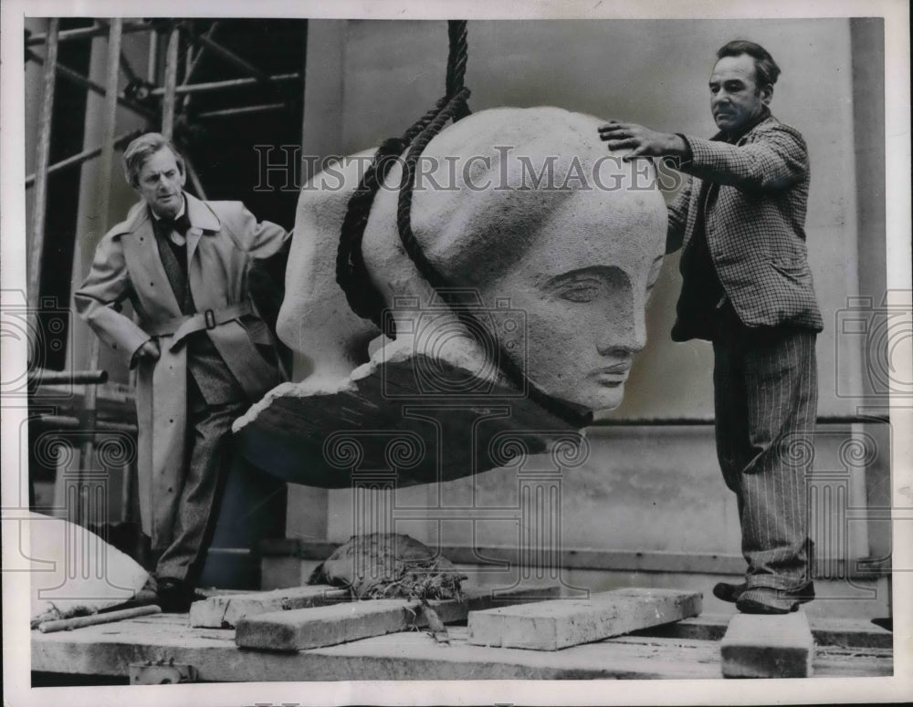 1952 Press Photo Charles Wheeler places massive head on government building