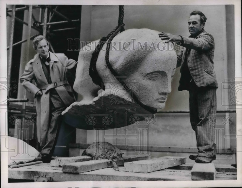 Load image into Gallery viewer, 1952 Press Photo Charles Wheeler places massive head on government building
