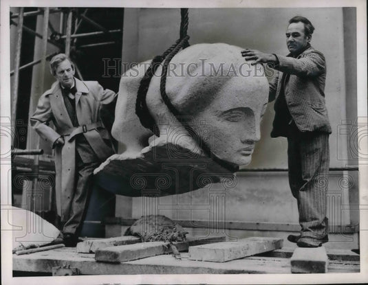 1952 Press Photo Charles Wheeler places massive head on government building
