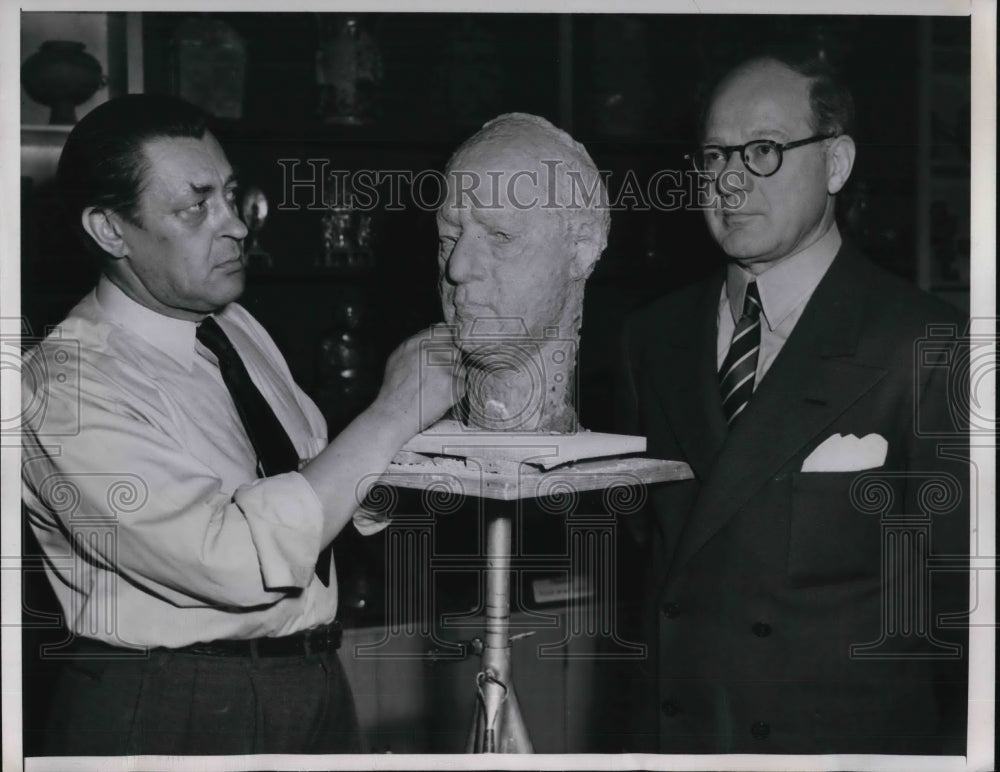 1951 Press Photo Mauno Oltterman presents bust of Grecian athlete to A. Grundage