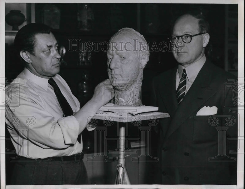 Load image into Gallery viewer, 1951 Press Photo Mauno Oltterman presents bust of Grecian athlete to A. Grundage
