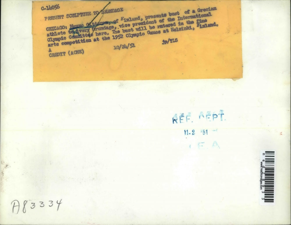 1951 Press Photo Mauno Oltterman presents bust of Grecian athlete to A. Grundage