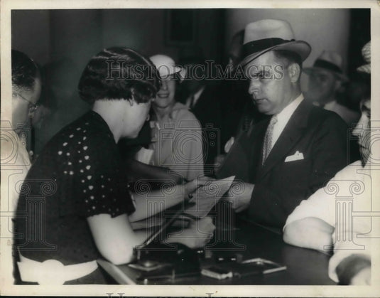 1936 Press Photo Leslie V. Pejeau getting auto driver's license