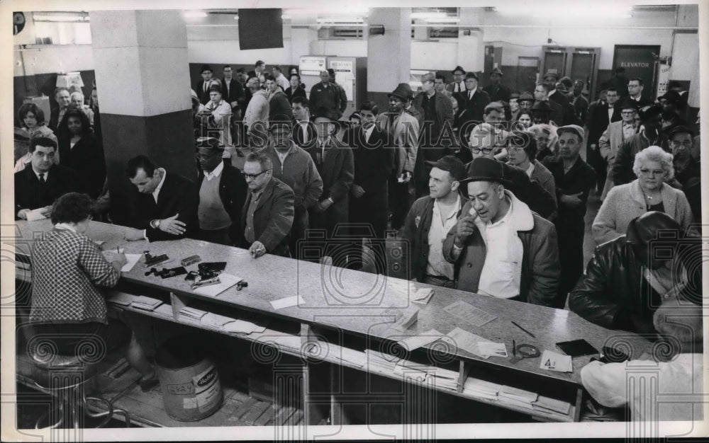 1964 Press Photo Workers in line to receive their license plates