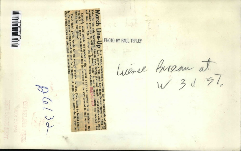 1964 Press Photo Workers in line to receive their license plates