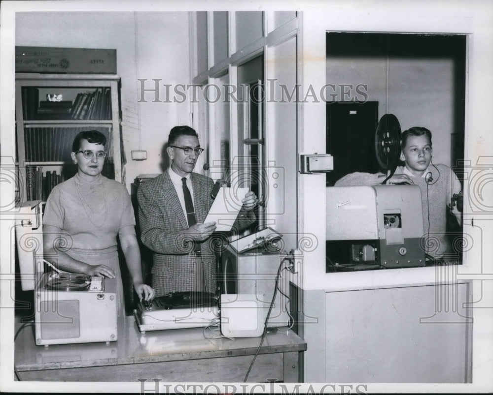 1959 Press Photo P. Graves, R. Boyer & A. Fess manage movie show in Cuyahoga Hts