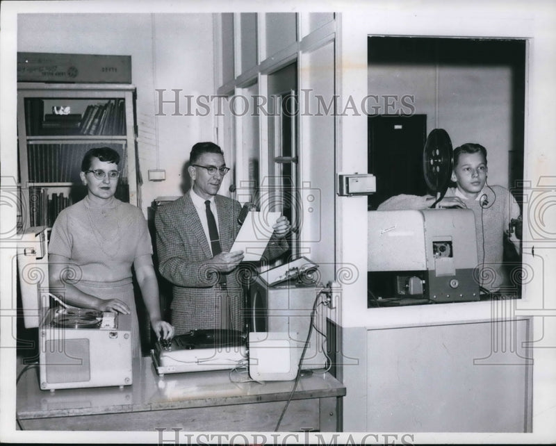 Load image into Gallery viewer, 1959 Press Photo P. Graves, R. Boyer &amp; A. Fess manage movie show in Cuyahoga Hts
