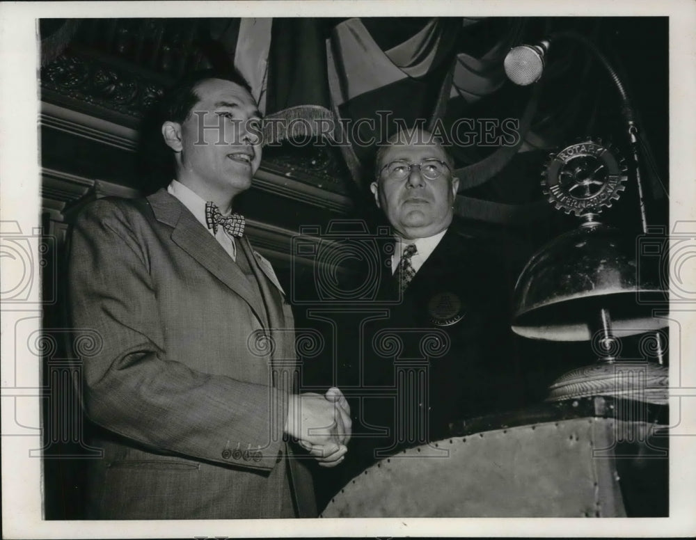 1945 Press Photo Dr. Brooks Emeny welcomed by Edwin B. Moran at Rotary Club