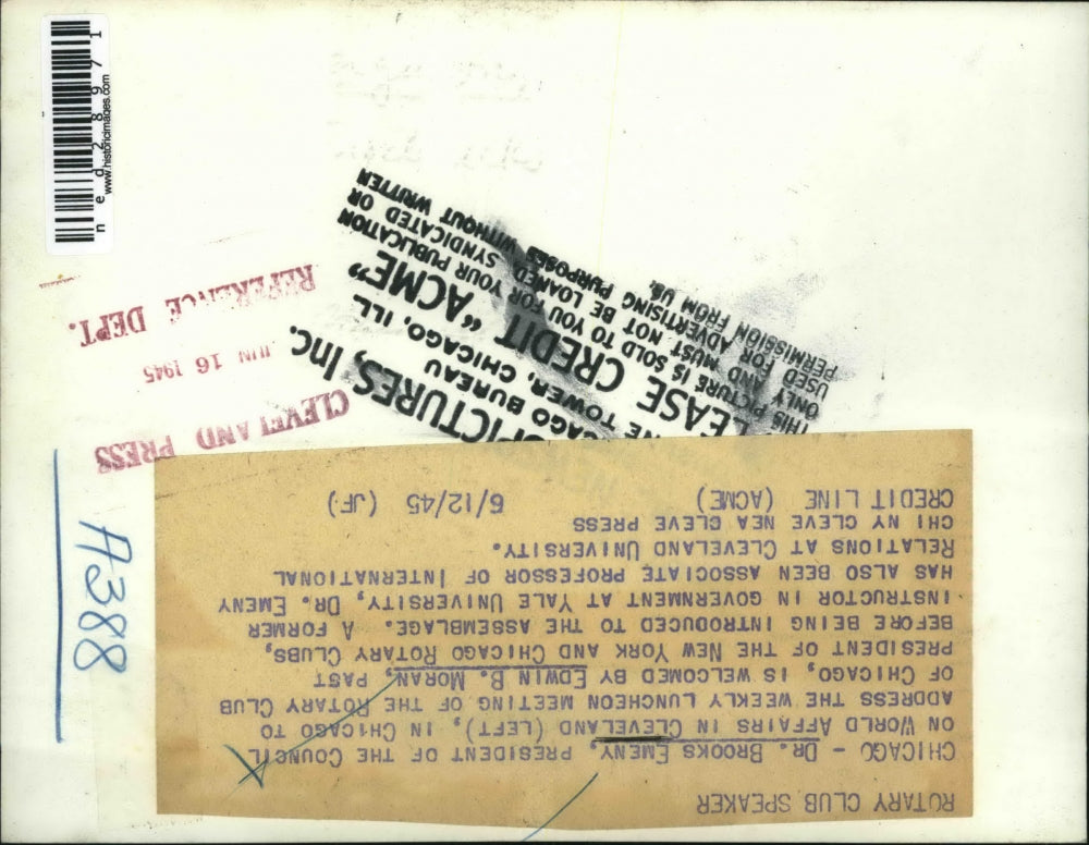 1945 Press Photo Dr. Brooks Emeny welcomed by Edwin B. Moran at Rotary Club