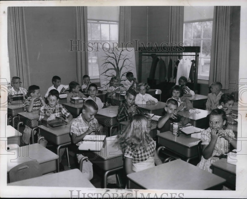 Load image into Gallery viewer, 1957 Press Photo Parma South Presbyterian 3rd grade
